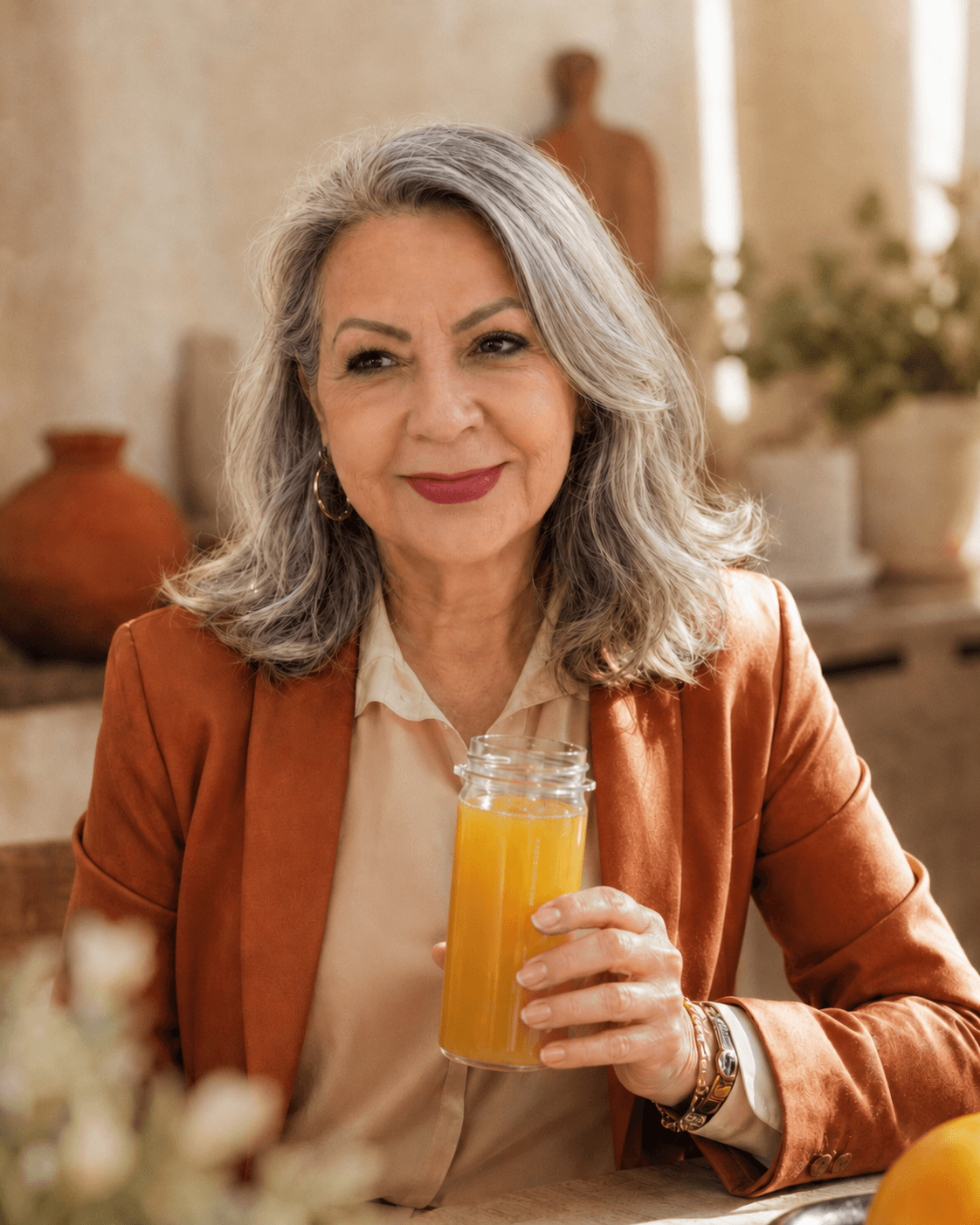Maggie Nevarez sonriendo, sosteniendo un vaso de Frequense Rise sabor Mango Limonada